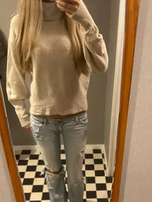 Beige stickad polotröja - Säljer denna stickade polotröjan från hm i storlek xs 