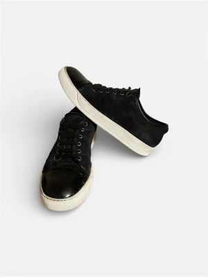 Mörkblåa lanvin skor i 43 - Skick: 7 /10, ingår lanvin påse, sulan är nyfixad och helt vit igen, lite få repor på det glansiga på båda skorna men inget som märks vid användning 