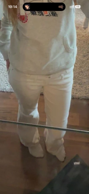 Vita bootcut jeans från miss Posh  - Säljer ett par vita bootcut jeans från miss Posh med klassisk femficksdesign och låg midja. Jeansen har utsvängda ben och är tillverkade i ett mjukt denimtyg. Perfekta för dig som gillar en clean och fräsch look.