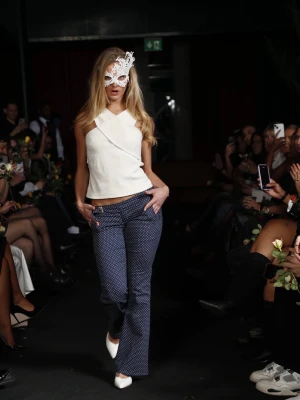 lange vivant mörkblå kostymbyxor med polka dots - Trendiga mörkblå kostymbyxor med små vita prickar och raka ben. Byxorna har låg midja, klassisk passform och fickor bak. Snyggt vävt material som ger en stilren look. Perfekta för dig som vill sticka ut med mönster.