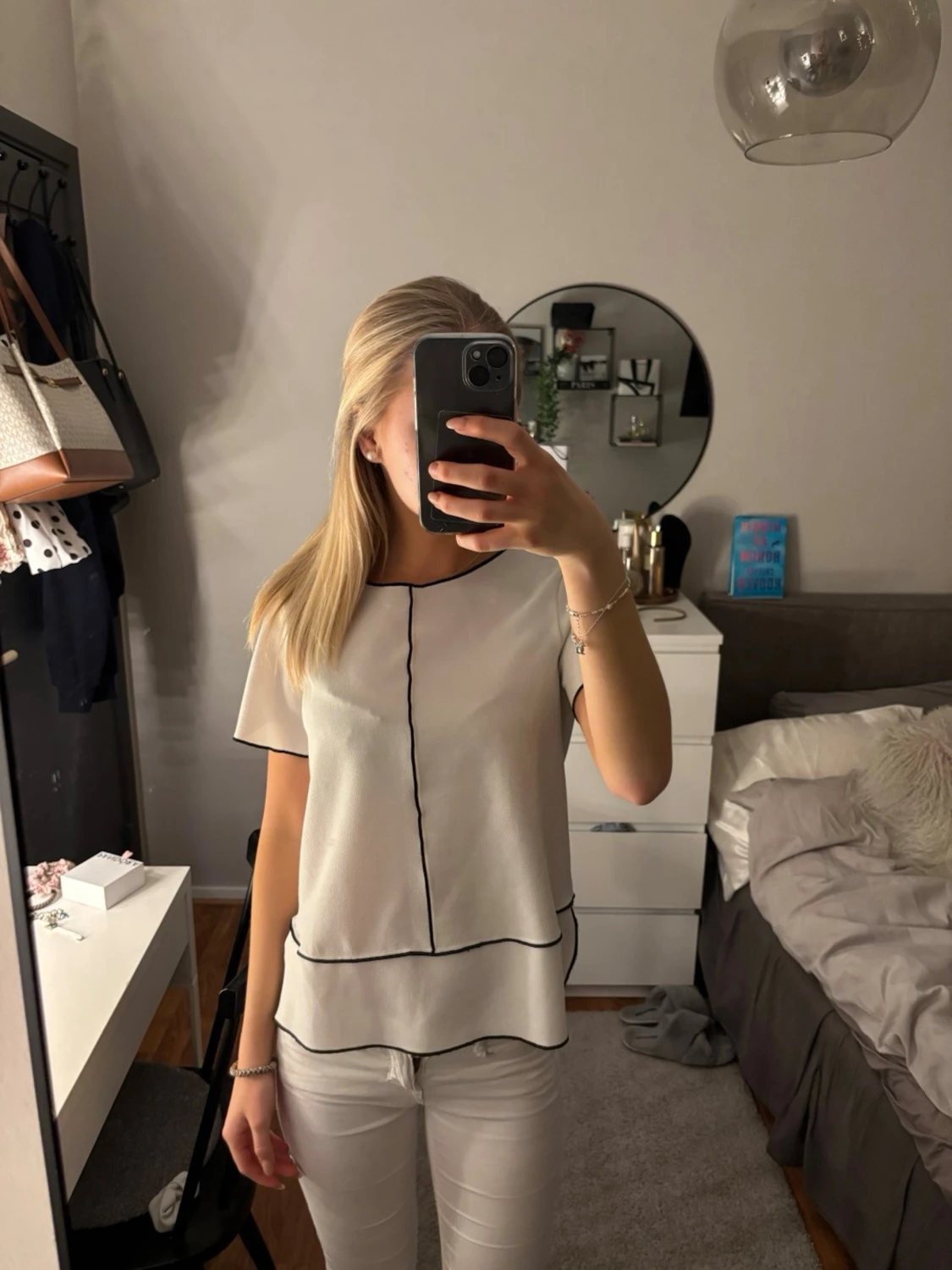 Vit blus med svarta sömmar - 1