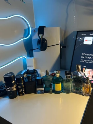 Blandade herrparfymer från kända märken - Samling herrparfymer från märken som Jean Paul Gaultier, Louis Vuitton, Yves Saint Laurent och Initio. Flaskorna har olika former och färger, mestadels blå och svarta toner med inslag av silver och guld. Lyxiga glasflaskor med unika designer, perfekt för dig som gillar exklusiva dofter. Kom med priser, kan också trade mot någon parfym du har.