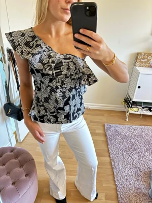 Svartvit one shoulder topp med volang - Så fin one shoulder topp från Zara i storlek s💗