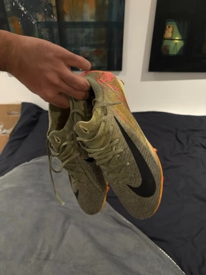 Nike Mercurial fotbollsskor  - Säljer ett par Nike Mercurial. Inte så mycket användare fast lite smutsiga bara. Skick 8/10