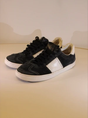 Valentino flycrew blå - Säljer dessa rikssnygga valentino flycrews, i storlek 42. Tyvärr ingen låda och det saknas några nitar men inget som märks vid användning. Ska även tvättas innan de skickas såklart men har ingen mockaborste ännu! Kom privat för mer info, tveka inte att höra av dig😁😁