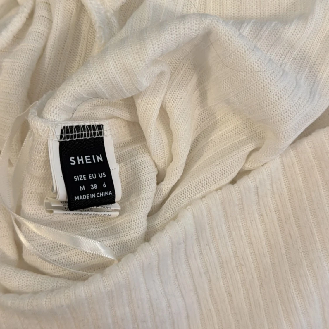 Vit ribbad offshoulder topp från SHEIN - 1