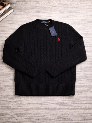 Svart Polo Ralph Lauren tröja - Säljer en Svart Polo Ralph Lauren tröja i storlek S som är helt ny, kan gå ner i pris på snabbköp så va snabba😁