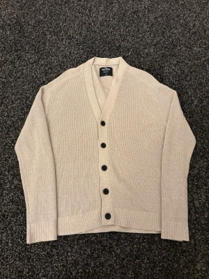 Hollister kofta / vintage  - Säljer en sällsynt kofta ifrån hollister. Skick 9/10  sjukt snygg och passar till allt. Modellen produceras ej längre och är väldigt eftertraktad.  Obs kan även gå ner i pris vid snabb affär! 