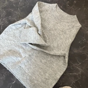 Stickad tröja - Super mysig ljusgrå stickad tröja från Vero moda💗