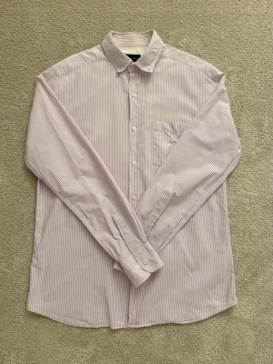 Massimo dutti skjorta - Massimo dutti skjorta i storlek M. Sparsamt använd, men tecken på användning finns. Spår av missfärgning i armhålorna, men inget som syns vid användning. Tveka inte att höra av dig vid eventuella frågor! 