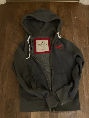 Grå distressed hollister zipp - Säljer denna gråa hollister zippen. Finns knappt nå distress. Priset är inte ristat i sten. Hör av dig vid frågor/prisförslag. Storlek : Small