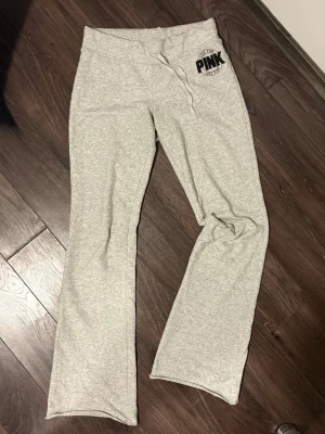 Gråa Low waist mjukisbyxor PINK - I mycket fint skick! 💕🌸