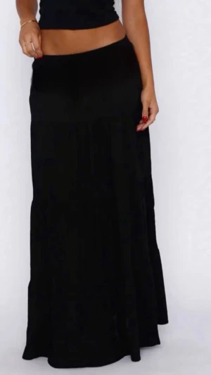 Svart långkjol - Säljer min svarta långkjol, helt oanvänd