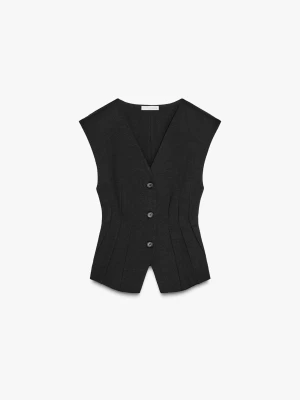 Svart skräddarsydd väst med knappar - Stilren svart väst med v-ringning och tre knappar framtill. Västen har en figurnära passform och markerade sömmar som ger en snygg siluett. Perfekt att styla över en skjorta eller t-shirt för en trendig look.