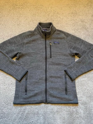 Patagonia fleece - Säljer en snygg Patagonia fleece i storlek M. Mycket bra skick, utan defekter. Hör av er🙌