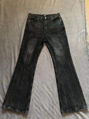 Balenciaga jeans - Bootcut balenciaga jeans. Grå/svart wash. Bra slitning där bak. Använda ett par gånger. 