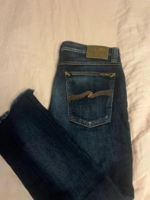 Nudie jeans  - Säljer dom här feta nudie jeansen med en schysst fade i färgen, byxorna är i fint skick men är avklippta ner till, storlek 30-32 men skulle säga att dom sitter som 30 i längd nu!