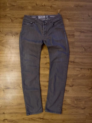 Grå jeans från Jacob Cohen - Jag erbjuder dessa mycket stilrena jeans från Jacob Cohen.  Jag är osäker på den exakta modellen, men de har raka ben och är mycket bekväma. Mått: Byxlängd 108 cm, midja 41 cm.  Vänligen kontakta mig om du har några frågor angående jeansen.
