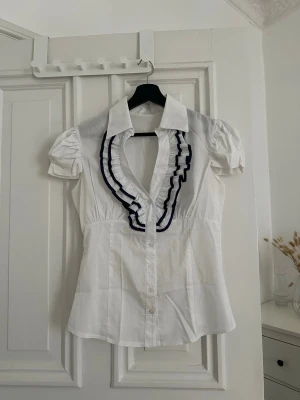 volangblus - no brand/size/material indicated  bought second hand, never worn by me, has some very slight discoloration by the armpits but not noticeable when you wear it