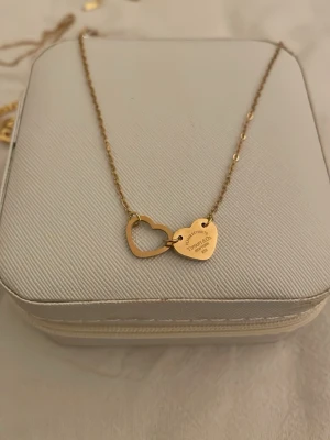 Guldhalsband med hjärtan  - 💖💖💖