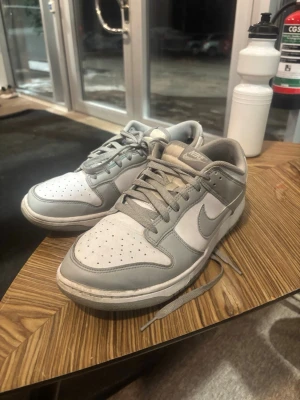 Nike Dunk Low grå och vita sneakers - Snygga Nike Dunk Low sneakers i grått och vitt läder.