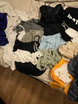 Stor kläd paket 2,6kg - Säljer 2 kg kläder!!! Kläder i storlek XXS-L (främst XS-S). De flesta är i mycket bra skick. 2-3 toppar är klippta för att se korta ut och 1 topp har ett hål och resten är okej. Märken från Zara, H&M, Shein, Gina Tricot, Boohoo, Cubus etc. Säljer allt detta för 100 kr bara för att jag vill ha garderobsutrymme.💖