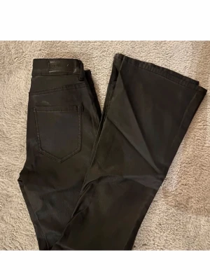 Svarta utsvängda skinnbyxor - Snygga utsvängda svarta skinnbyxor som tyvärr inte kommer till användning längre💞