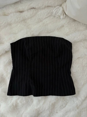 Randig tubtopp - Randig tubtopp från NAKD. Storlek S🙏🏼Lappen har jag fick tagit bort då den stack ut. Endast använd en gång!