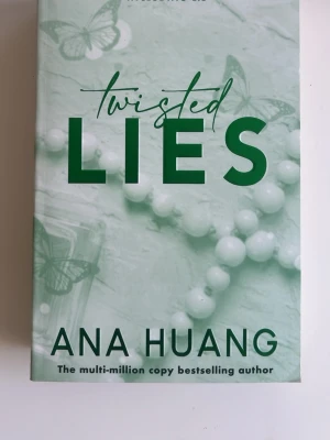 Twisted Lies av Ana Huang - Engelsk booktok bok som är läst en gång, därför kan man se på bilderna att den är lite använd😃