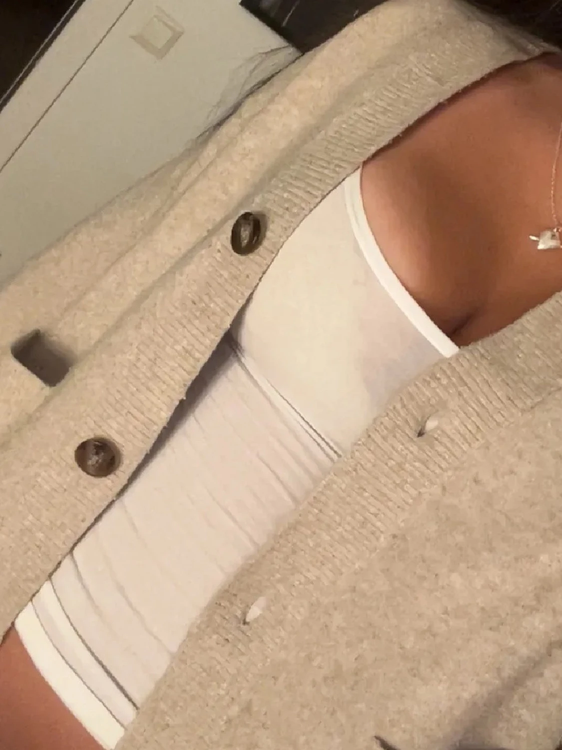 Beige kofta med knappar