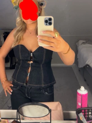 jeans korsett topp  -  snygg jeans topp med knäppen fram till. Endast använt en gång men kände att den är lite för stor ! Väldigt snygg till fest tillfälle men också bara på fin middag! Väldigt bekväm att ha på sig! 