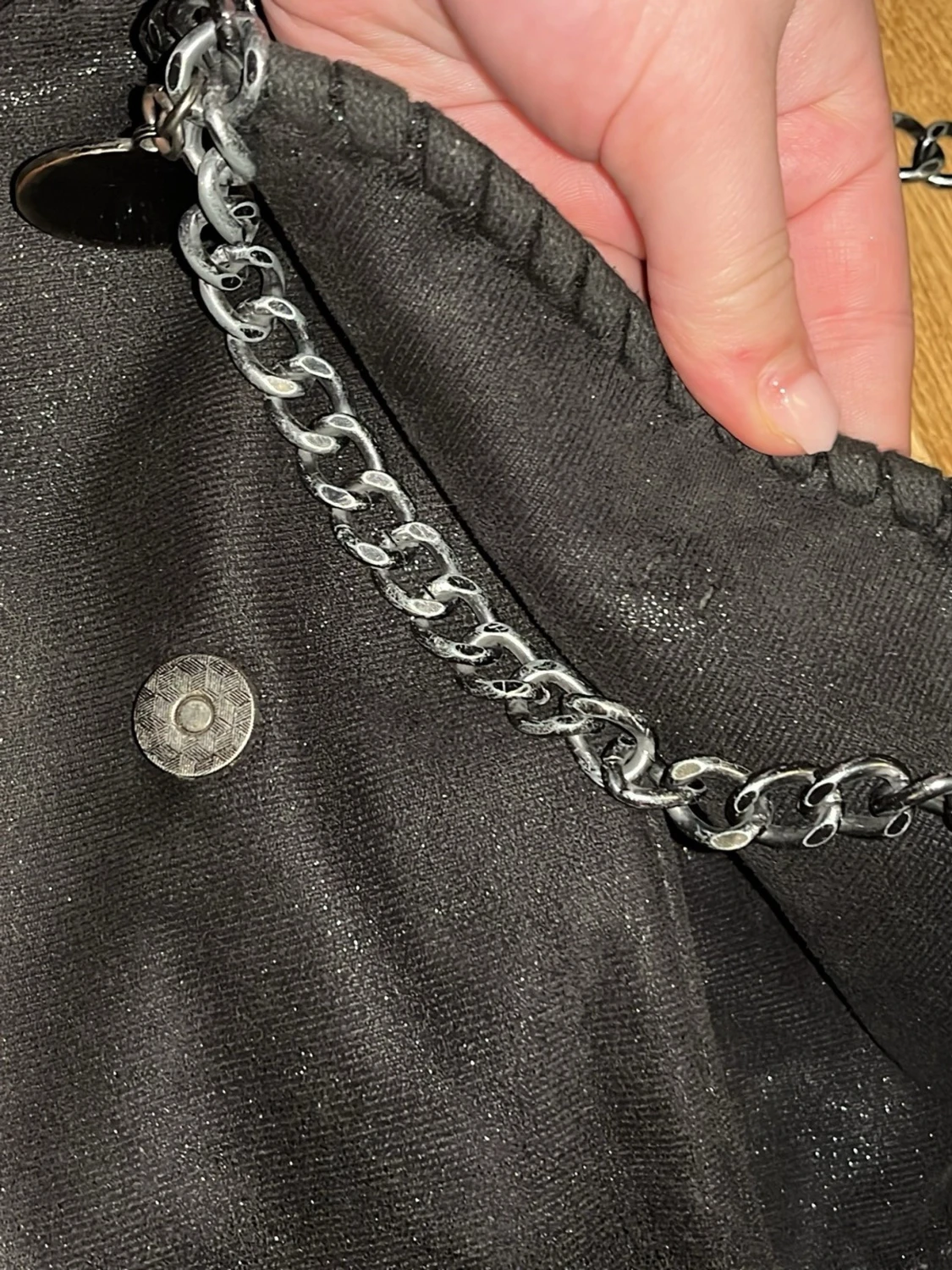 Svart axelväska med kedjedetaljer - 1