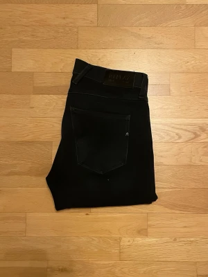 Svarta Replay Anbass jeans, storlek 30 - Replay jeans | Skick 8 | Nypris 2000kr | Storlek W30 L32 | Notare att bakfickan är lite sliten! | Priset är inte hugget i sten! | Hör av dig vid minsta fundering!📩OBS! Jeansen har en otroligt mörkblå färg dessutom ser det ut som svart på bilderna! Kontakta för bilder!
