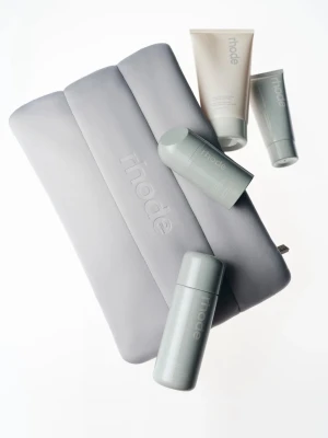 Rhode skin necessär - gray  - Säljer den populära necessären från Rhode skin - deras signature storlek. Så najs o ha smink/hudvård i! Helt ny🤍