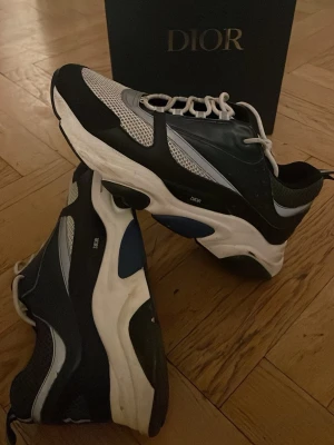Dior b22 skor - Hej säljer dessa otroligt fina dior b22 sneakers som är använda ungefär en månad men är fortfarande i gott skick.