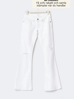 Vita bootcut jeans från Gina Tricot - Säljer mina jätte snygga lågmidjade bootcut jeans med hål i från Gina 14+, aldrig använt de ute så ny skick. Original pris 400 de är helt slutsålda 