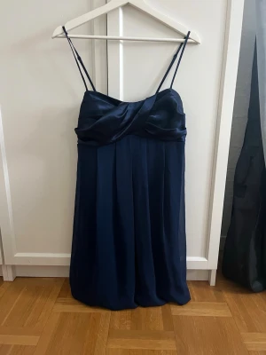 Blå klänning  - En blå klänning ifrån ginatricot i storlek 40💕