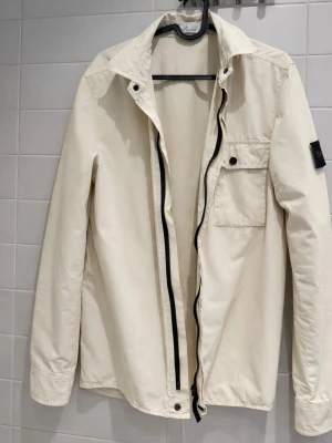 Stone Island M - Overshirt från Stone Island i storlek M. Stilren och snygg så passar väldigt bra till alla tillfällen. Jackan är i väldigt fint skick :)