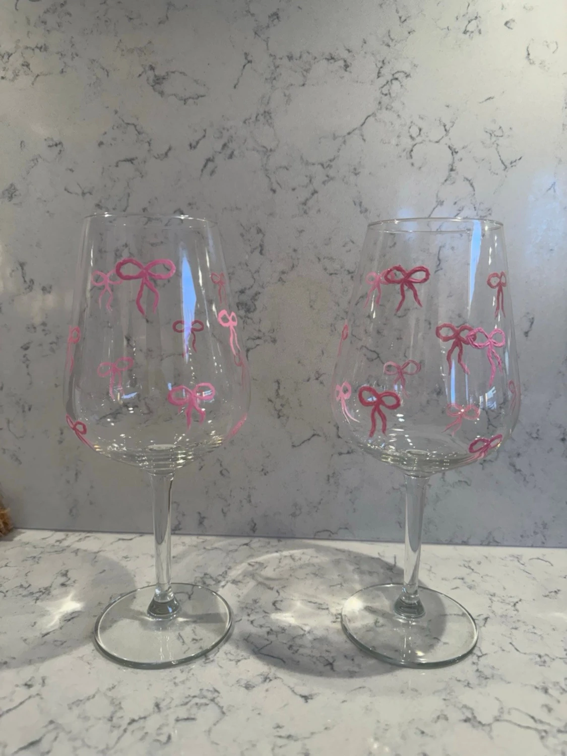 Vinglas med rosa rosetter