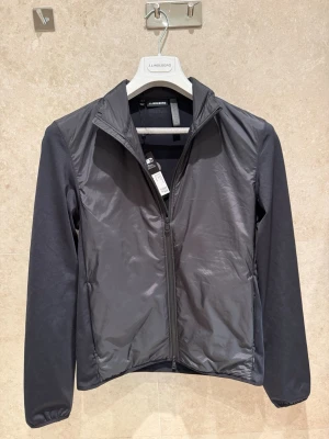 J.Lindeberg Hybrid Jacka  - J.Lindeberg Hybrid Jacka ny med tags, Storlek S