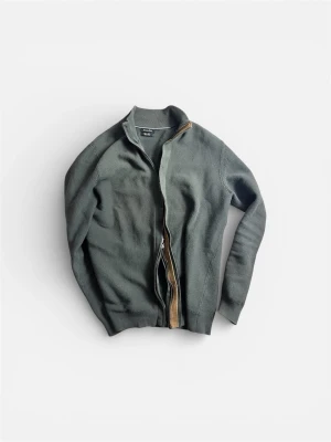 Mörkgrå ziptröja från Massimo Dutti - Snygg mörkgrå ziptröja från Massimo Dutti med hög krage och diskret brunt kantband längs dragkedjan. Tröjan är stickad i mjukt material och har en clean, minimalistisk look som passar perfekt till jeans eller chinos.