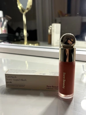 Rare Beauty Soft Pinch Dewy Liquid Blush - Flytande rouge från Rare Beauty i nyansen Worth, en mjuk rosaton. Helt ny!