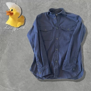 Blå Overshirt Sams Black - Säljer denna marinblåa overshirt från Sams Black. Storlek XS, men är stor i storlek. Passar folk runt 170-183cm. Kontakta om du har frågor