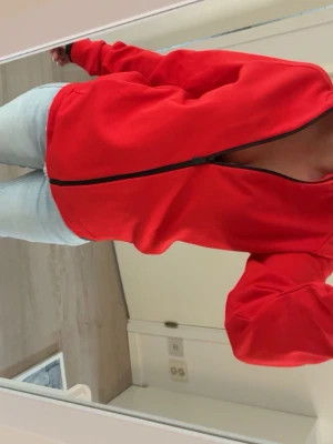 Röd sail racing - gammal Snygg röd sail racing  hoodie med svart dragkedja i storlek M super söt men kommer inte till användning 