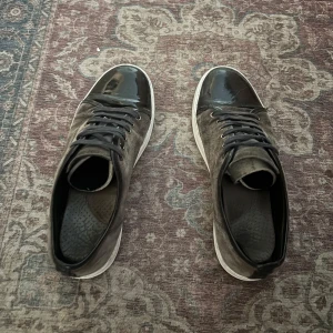 Gråa lanvins - Gråa lanvins i bra skick! UK9 vilket motsvarar 43-44 i Eu. Har även applicerat whitening cream! lädret i bakhälen är lite sliten med de är inget som märks av eller syns i användning! 