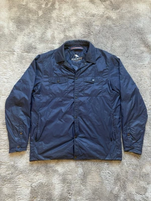 Snoot jacka - Mörkblå Snoot jacka i storlek XL. Väldigt bra skick, skriv vid frågor!