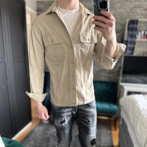 Overshirt - Mycket bra skick, endast lite skrynklig! Passar dig som är mellan 175-185 ungefär. Modellen är 185 cm, 75kg. Passar bra nu till våren! Skriv för mer information!🤝