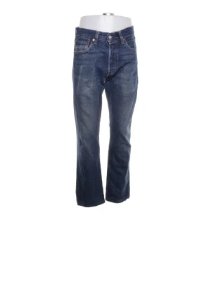 Levi's 501 premium jeans - Snygga blå jeans från Levi's klassisk 501 premium. Jeansen har en något tvättad look, normal midja och detaljerade sömmar. Tillverkade i slitstark denim med Levi's ikoniska läderpatch bak i midjan. 