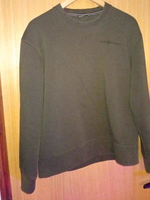  sweatshirt - Mörkgrön crewneck sweatshirt från Sail Racing 