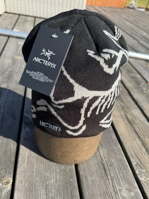 Arc’teryx beanie - Säljer denna riktigt snygga beanie från Arc’teryx. Helt ny, endast testad. Tveka inte på att höra ev er vid eventuella frågor eller funderingar. 